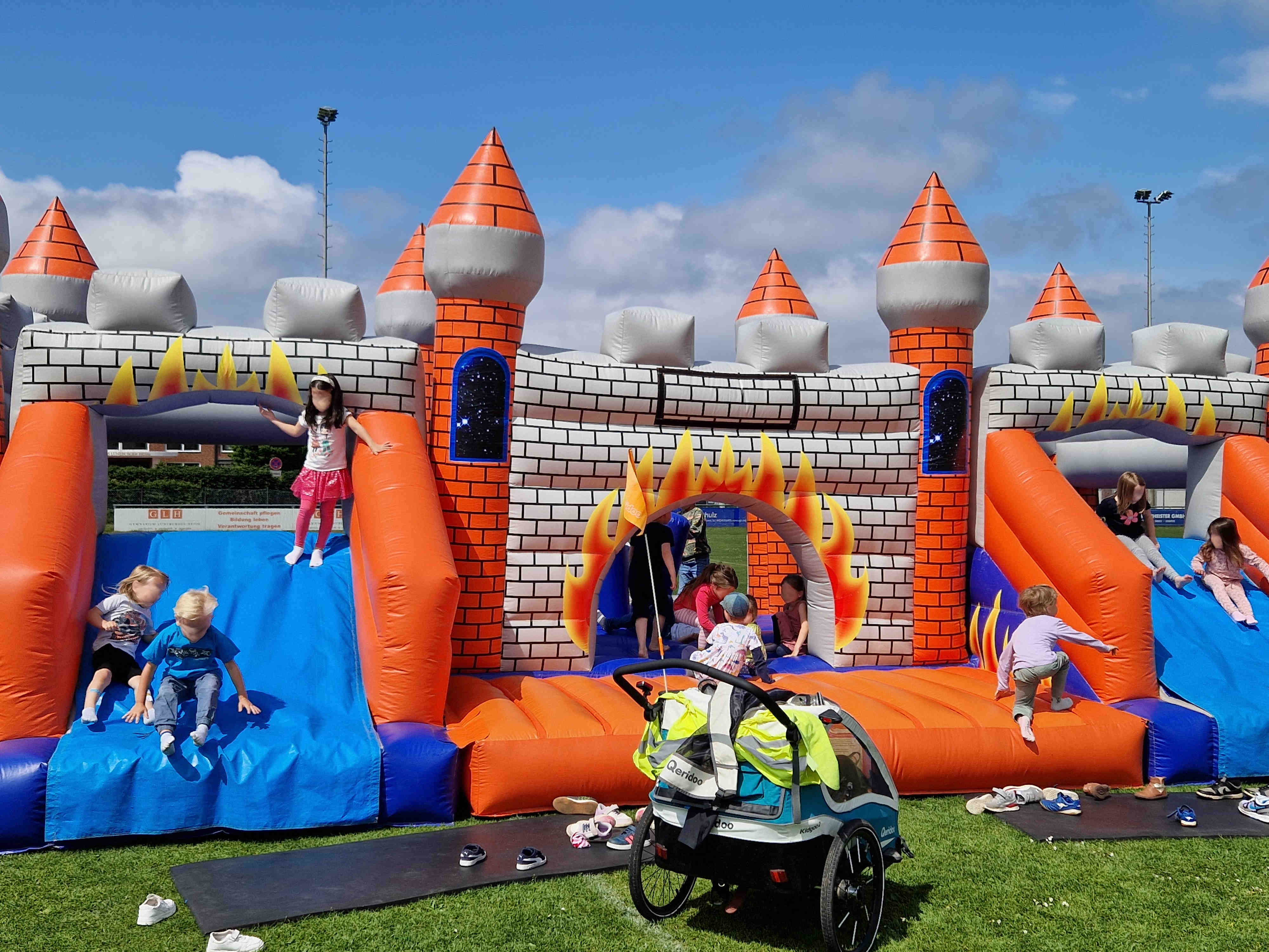 Hüpfburg beim Kinderfest