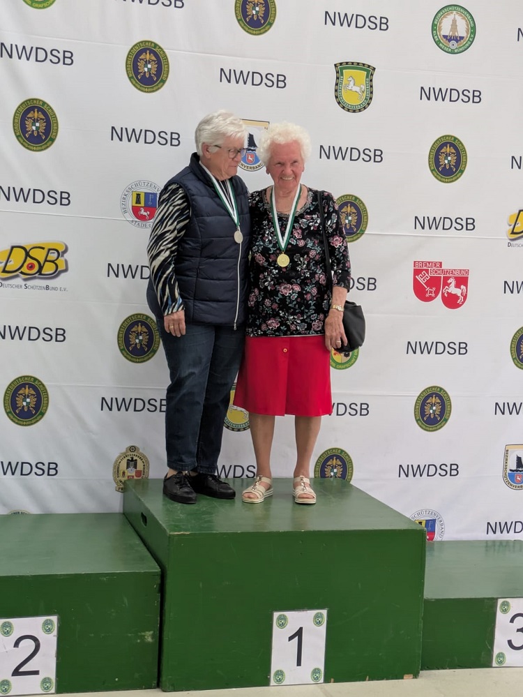 Siegerehrung, links Adelgund Elvers, rechts Lore Henkel
